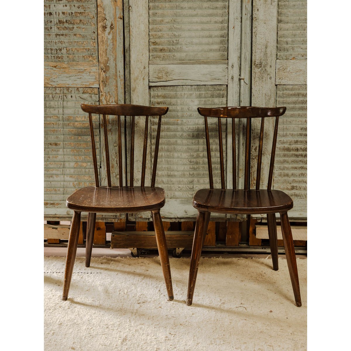 Lot de 3 chaises en bois Claude N°1566 - Bon état bois foncé, DEBONGOUT