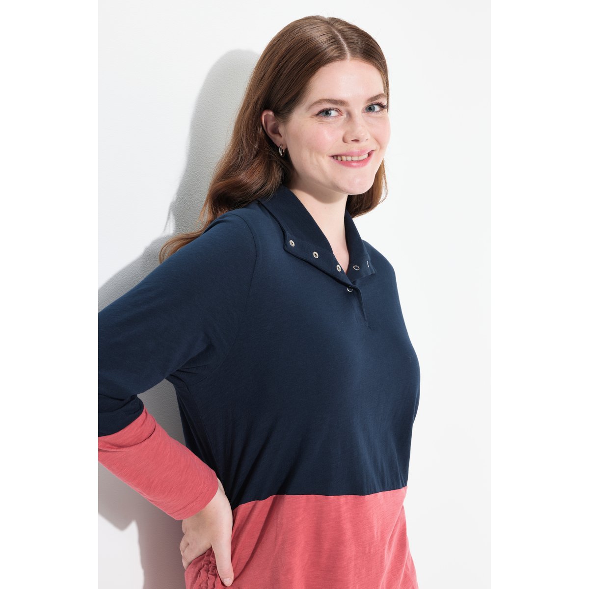 T-shirt long en coton bio. Col montant framboise, ULLA POPKEN
