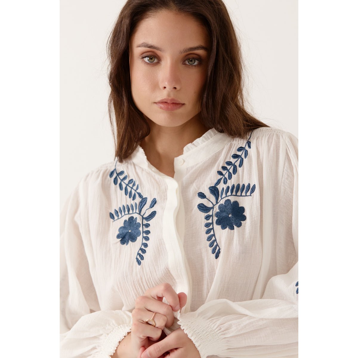 Chemise Auralie à manches longues, col rond et broderies florales cream, ARTLOVE