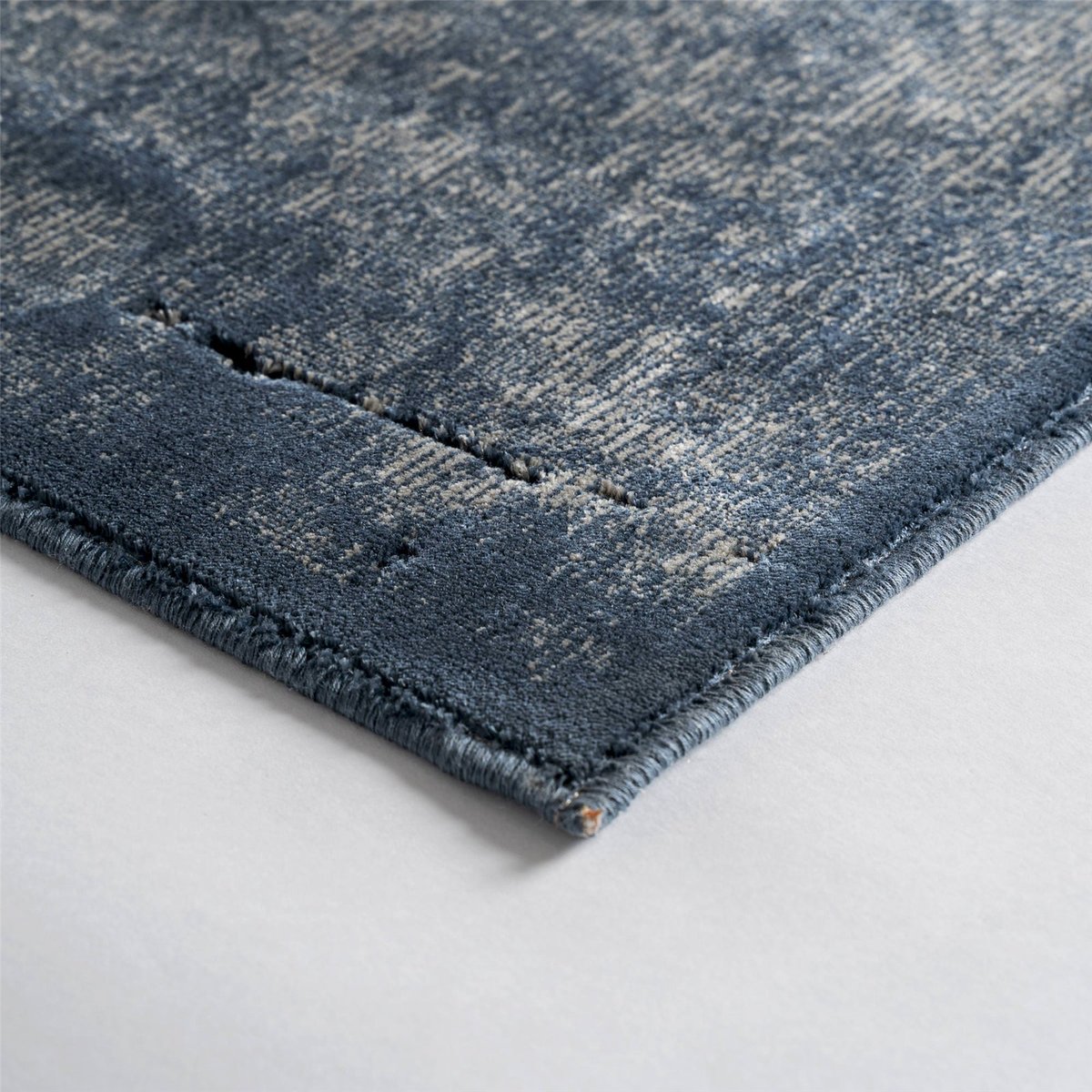Tapis classique à finition artisanale bleu pétrole intense et raffiné, RECOLLECTION