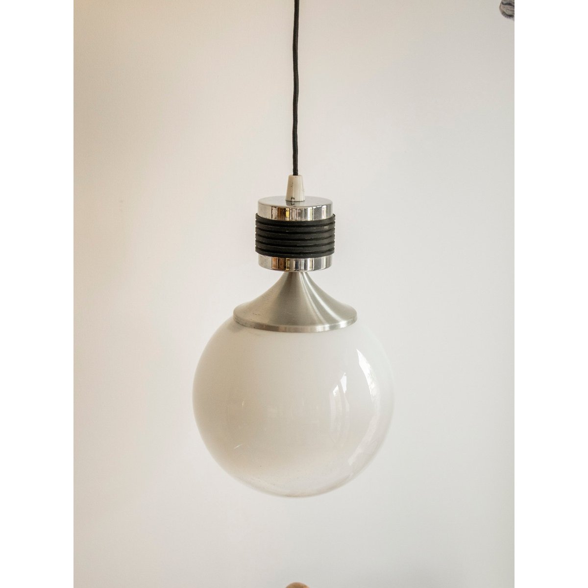 Suspension au globe en verre opaque Sonia N°313 - Bon état beige, DEBONGOUT