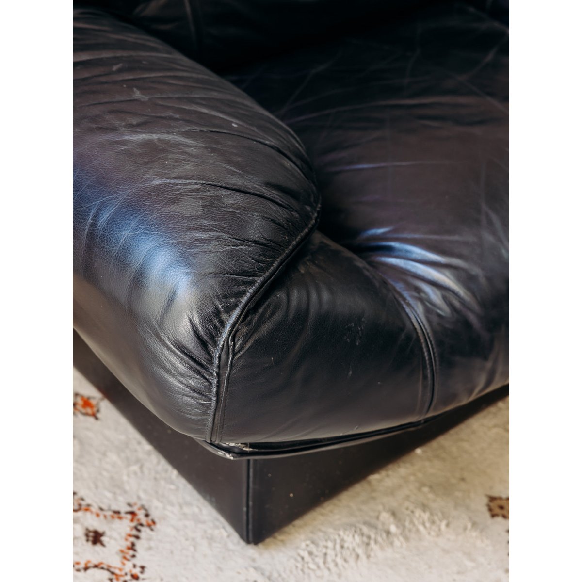 Fauteuil élégant en cuir noir Jakob N°1374 - Bon état noir, DEBONGOUT