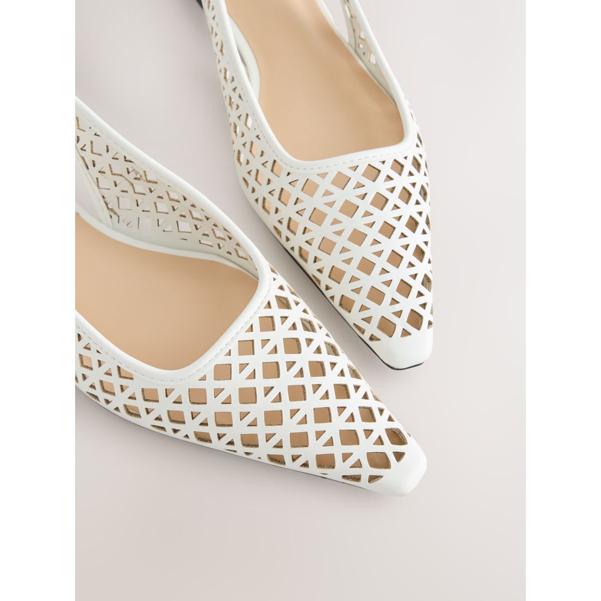 Chaussures plates à bride arrière et découpes blanc, NEXT