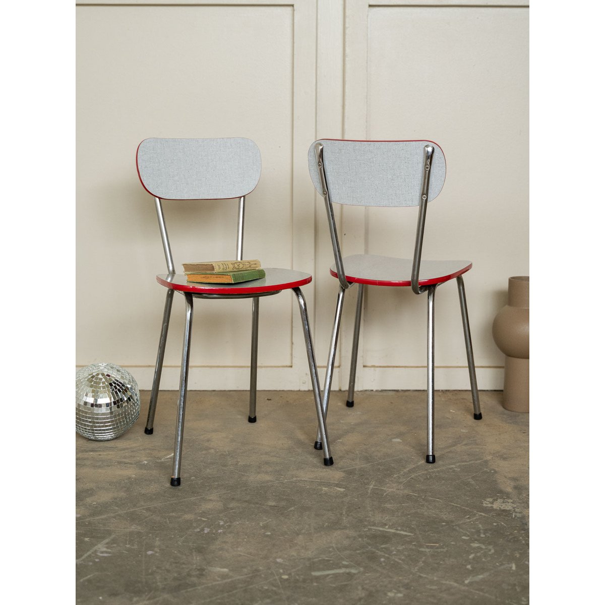 Paire de chaises en formica Alma N°1988 - Bon état gris, DEBONGOUT