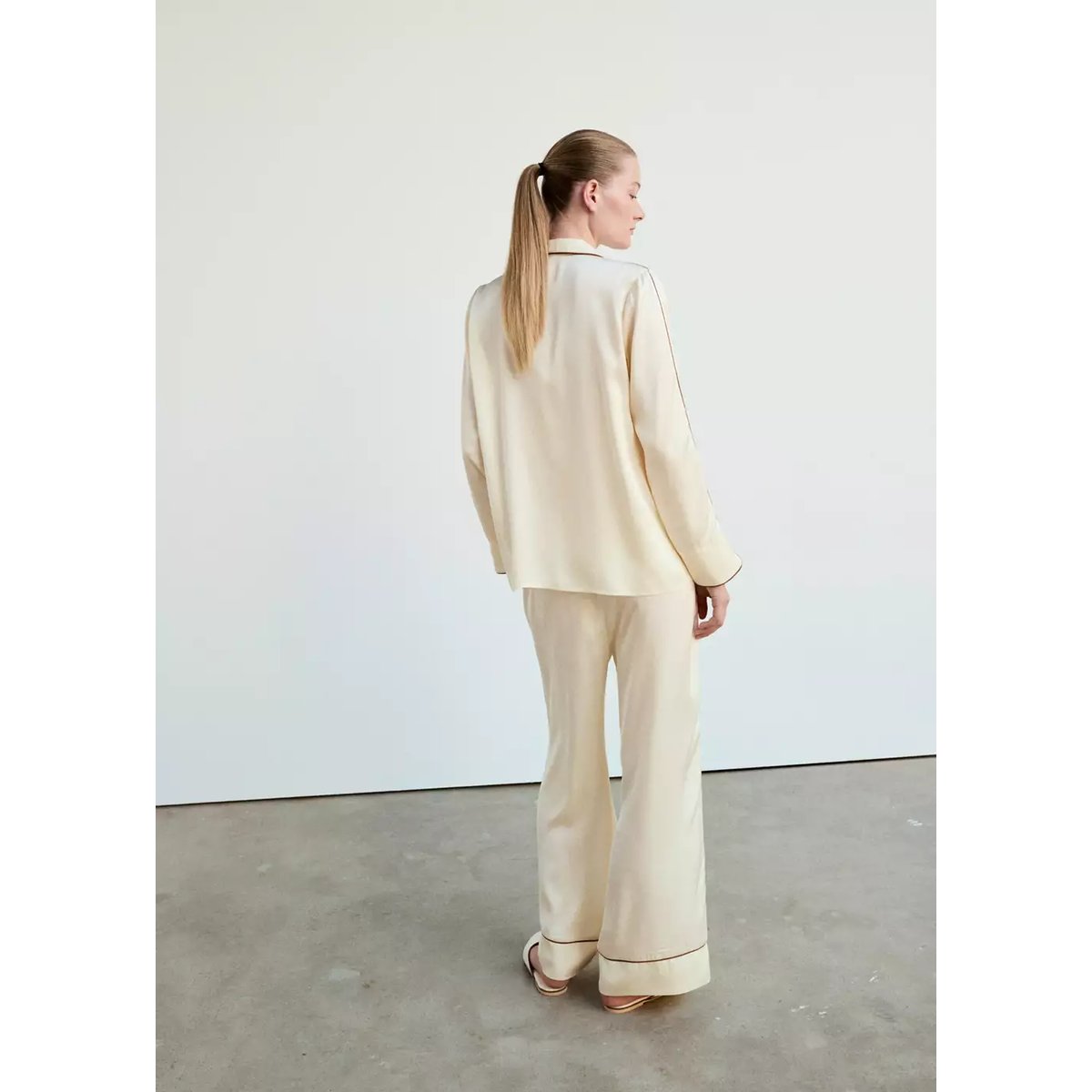 Pantalon en viscose satinée avec passepoil contrastant ivoire, MANGO
