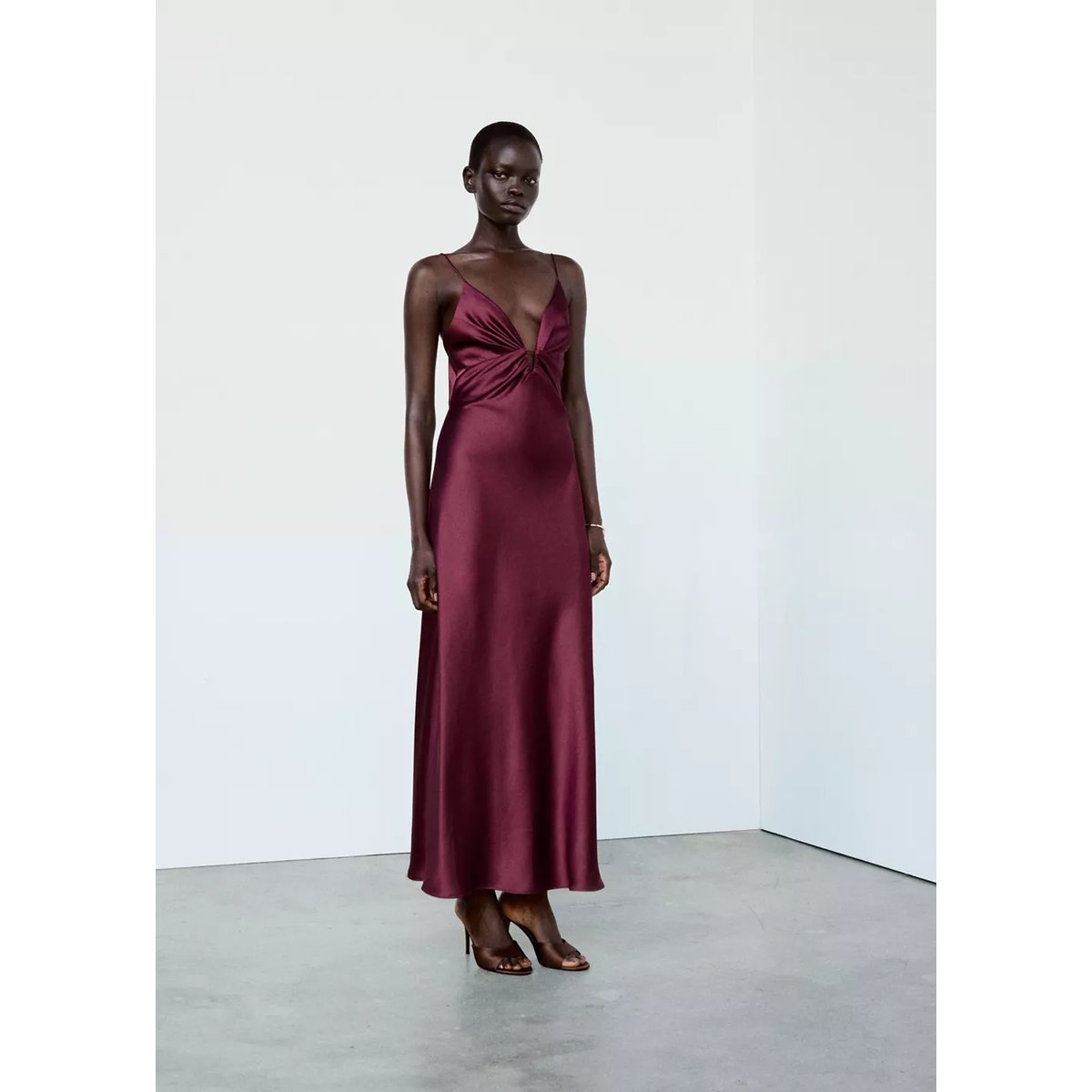 Robe satinée col V grenat, MANGO