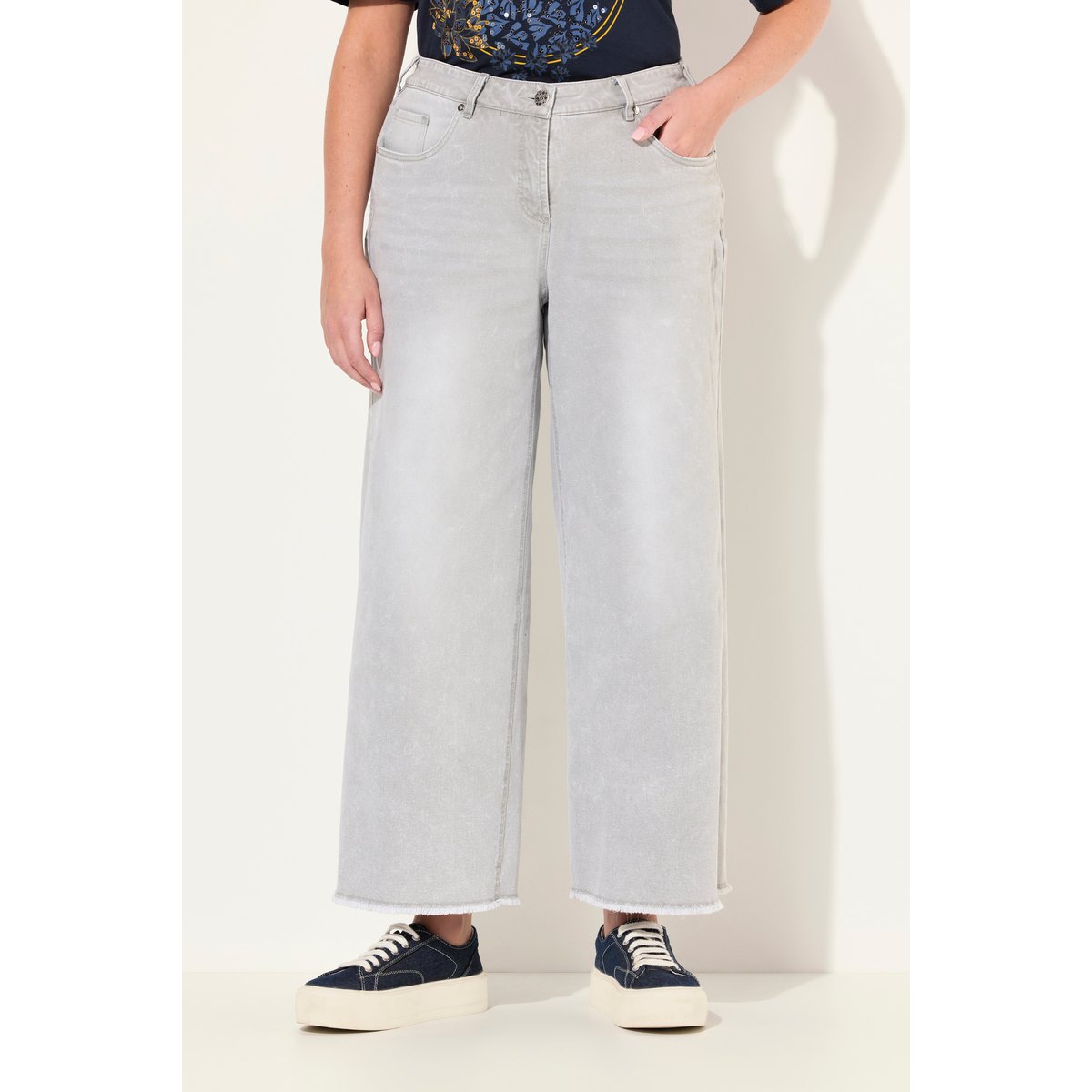 Jean Mary stretch. Jambe large et ourlet jean gris clair, ULLA POPKEN