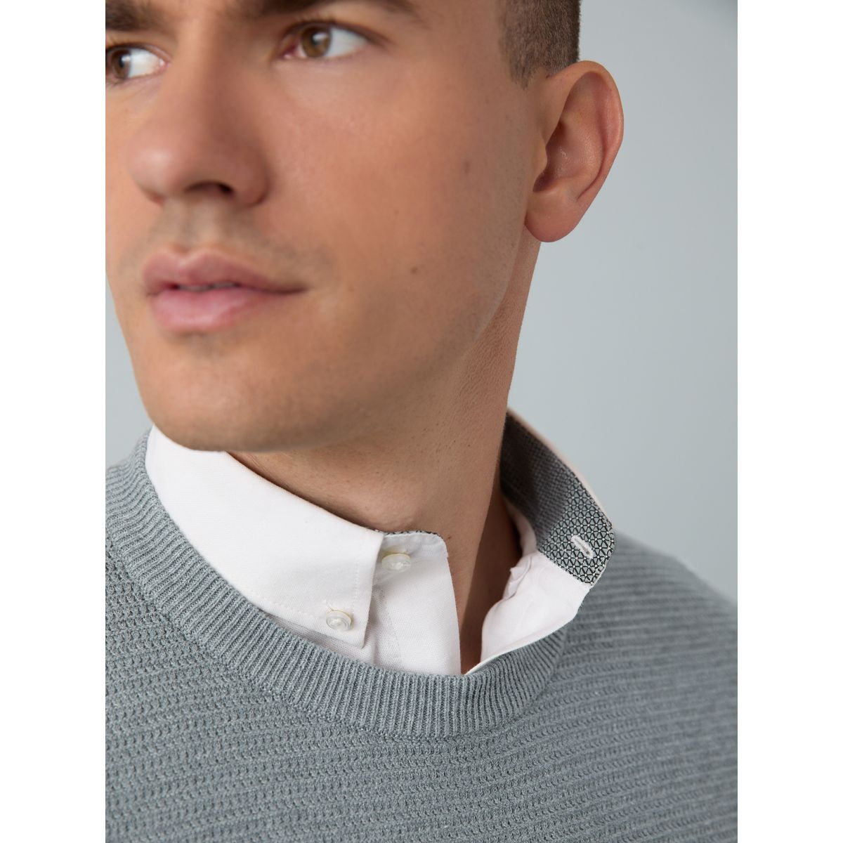 Pull standard à col de chemise oxford texturé gris, NEXT