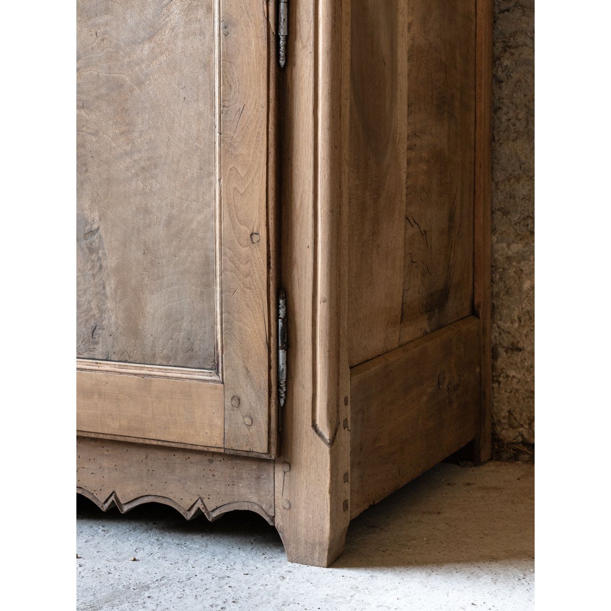 Buffet sculpté en noyer Gilbert N°1871 - Bon état bois clair, DEBONGOUT