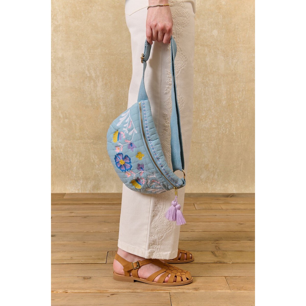 Geborduurd heuptasje, GABY lichtblauw denim, LOUISE MISHA