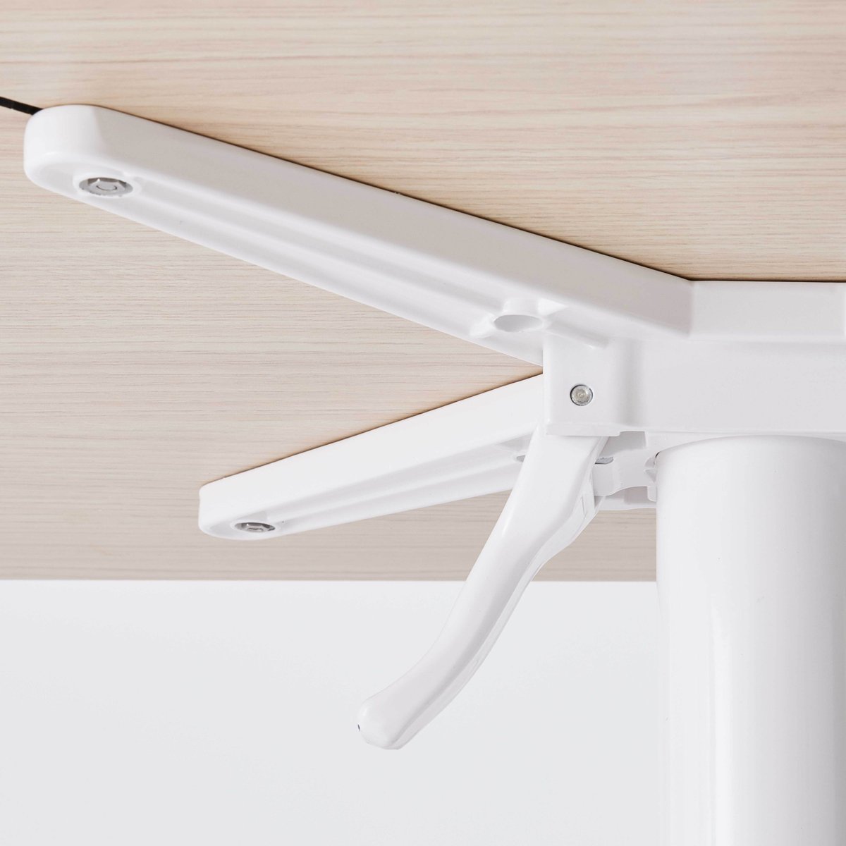 Table en HPL inclinable pied blanc et 2 chaises en métal blanc, OVIALA