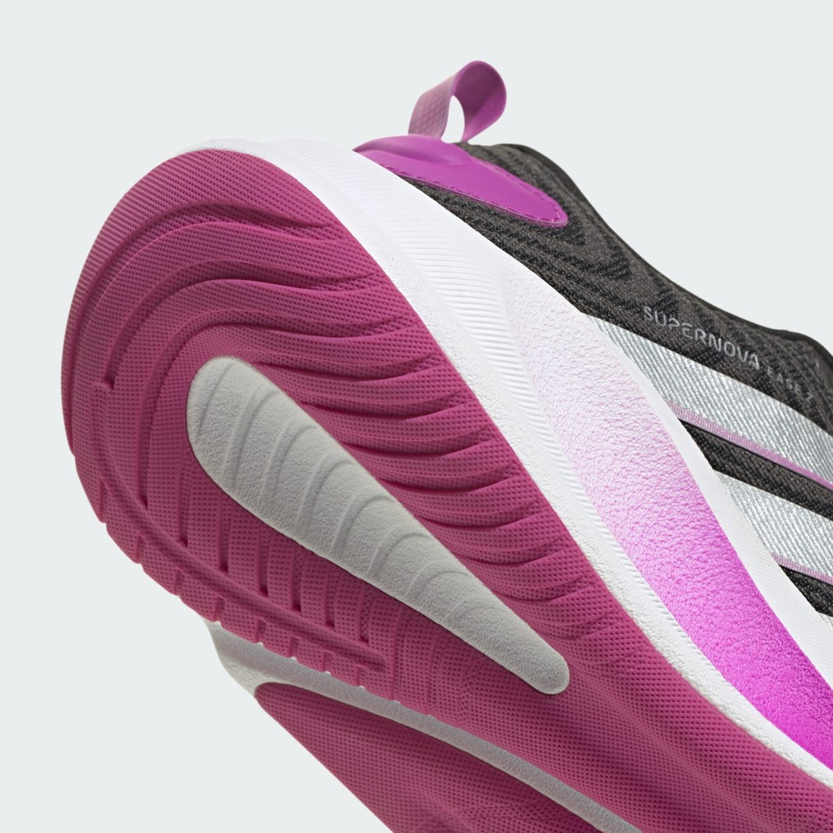 Chaussure De Running Adidas Minecraft Supernova Ease 2 Junior Chaussure De Running Adidas Minecraft Supernova Ease 2 Junior core black / silver metallic / purple burst, adidas Performance