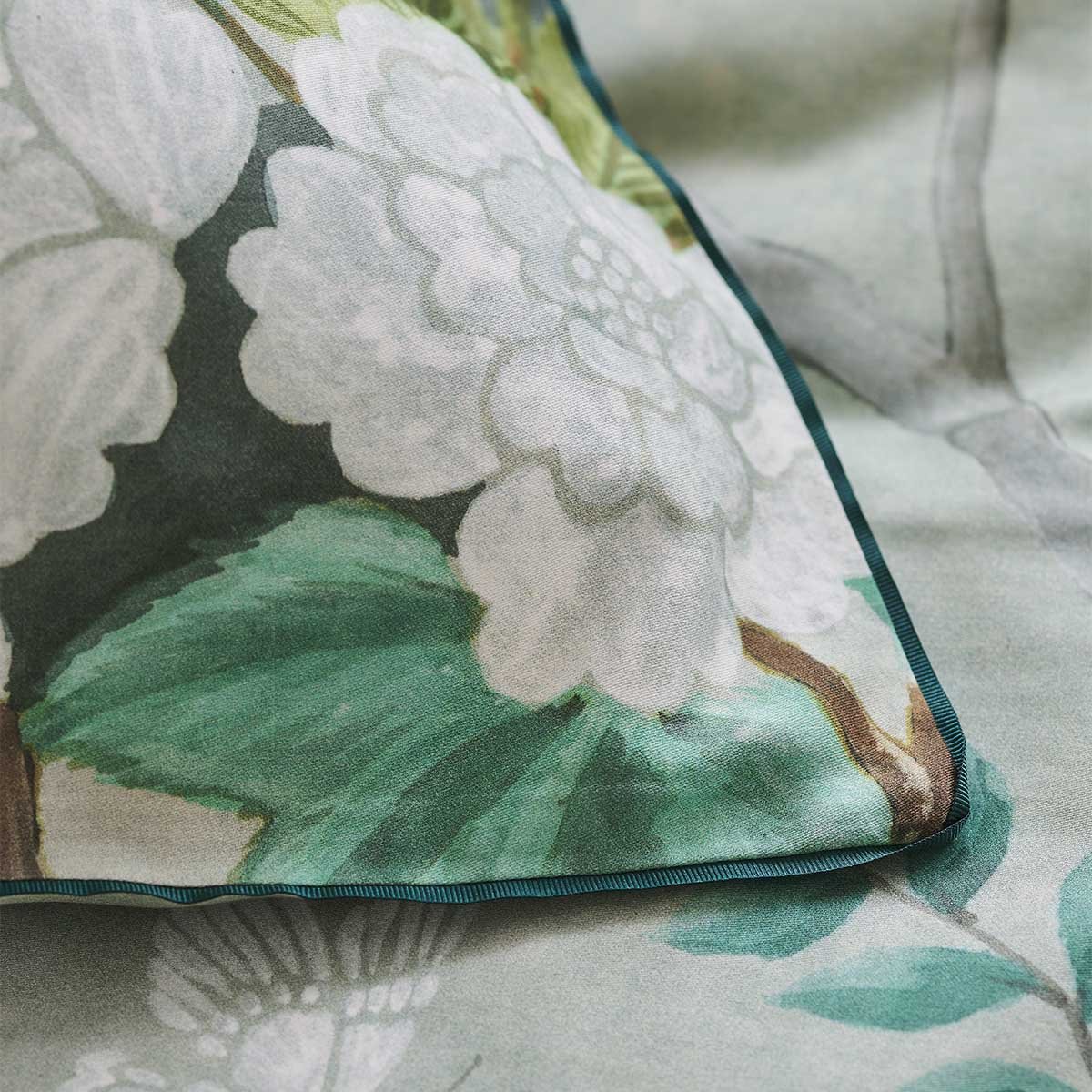 Taie d'oreiller imprimée en satin de coton, FLEUR ORIENTALE vert céladon, DESIGNERS GUILD