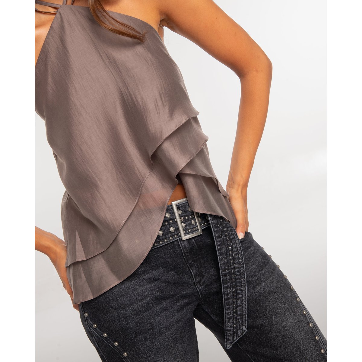 Top en tissu satiné multiposition à base asymétrique gris, THE-ARE