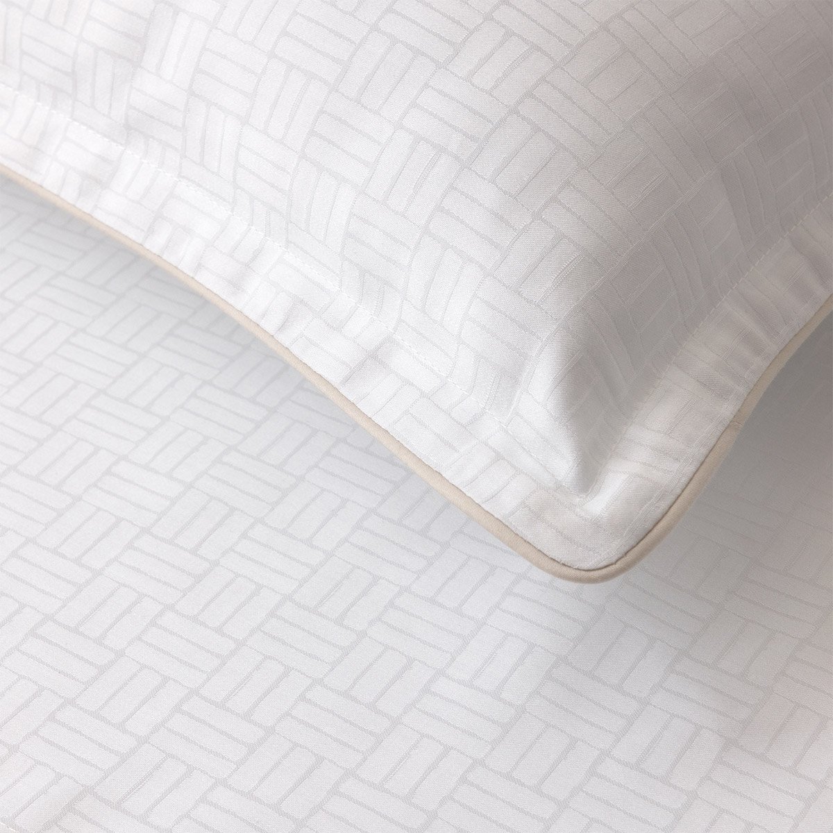 Taie d'oreiller en satin de coton bleu, LATTICE milk, BOSS HOME