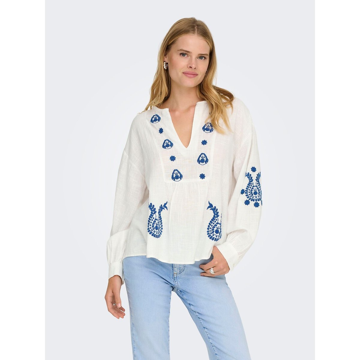 Blouse manches longues avec broderies blanc/bleu, ONLY
