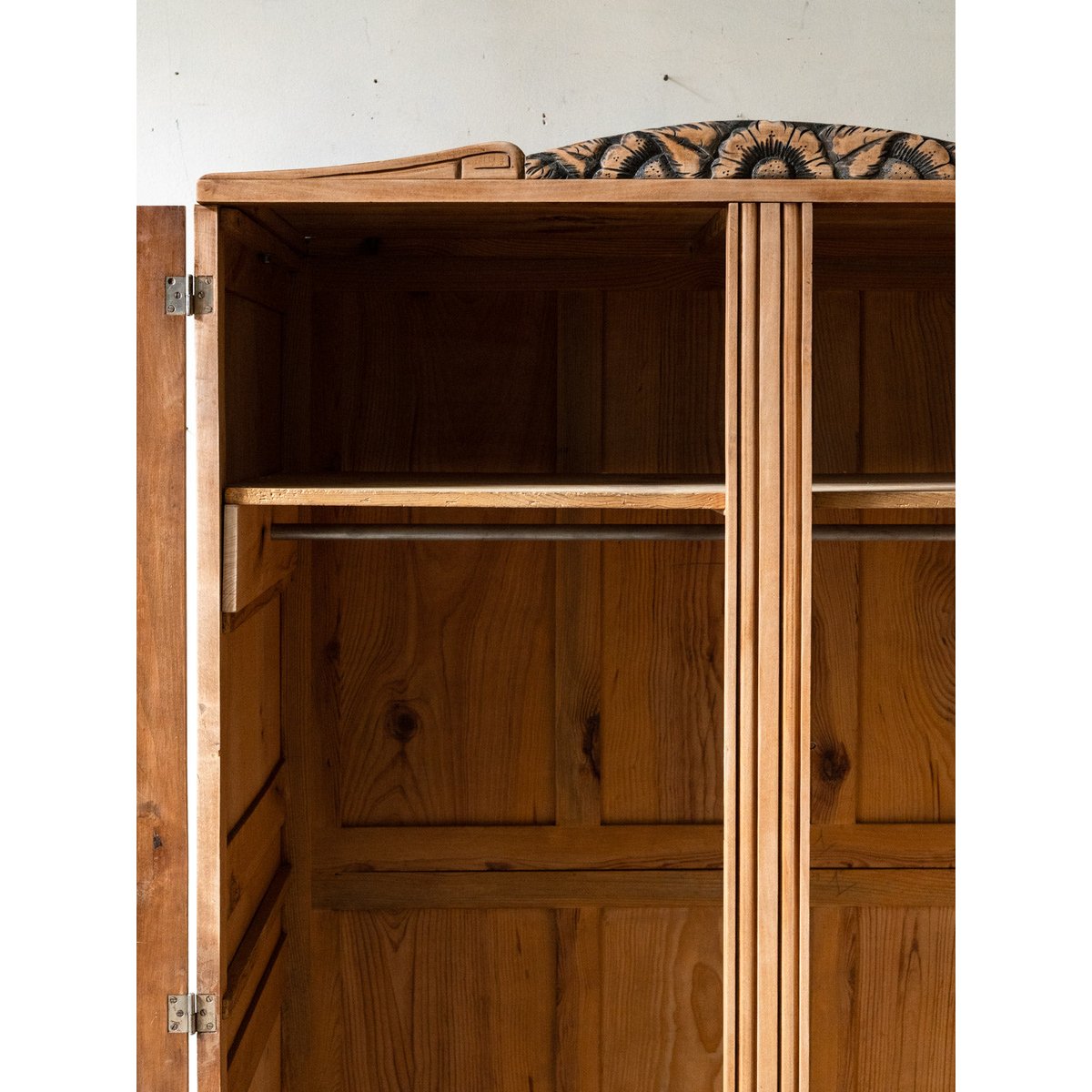 Armoire en bois sculpté style Art déco Blandine N°498 - Bon état bois clair, DEBONGOUT