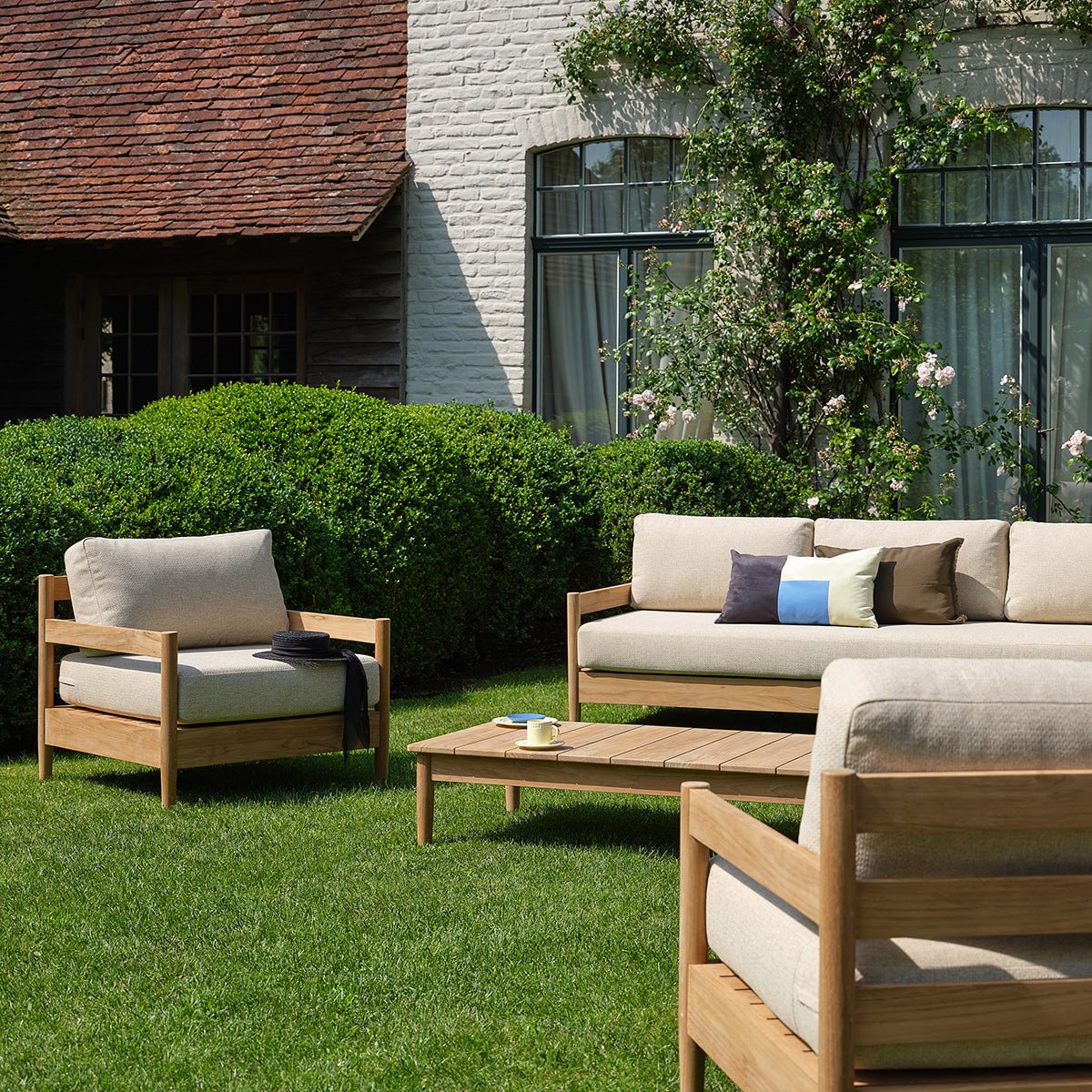 Fauteuil de jardin bas en teck massif avec coussins CALVI beige_chine, BERAH GETAH