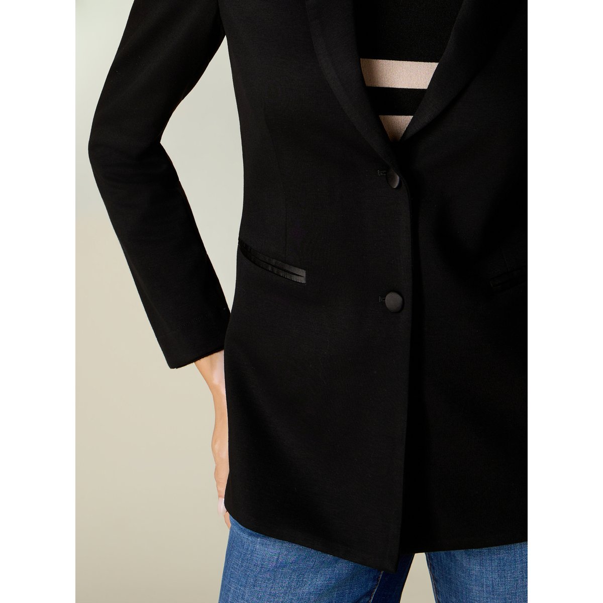 Blazer noir, OLTRE