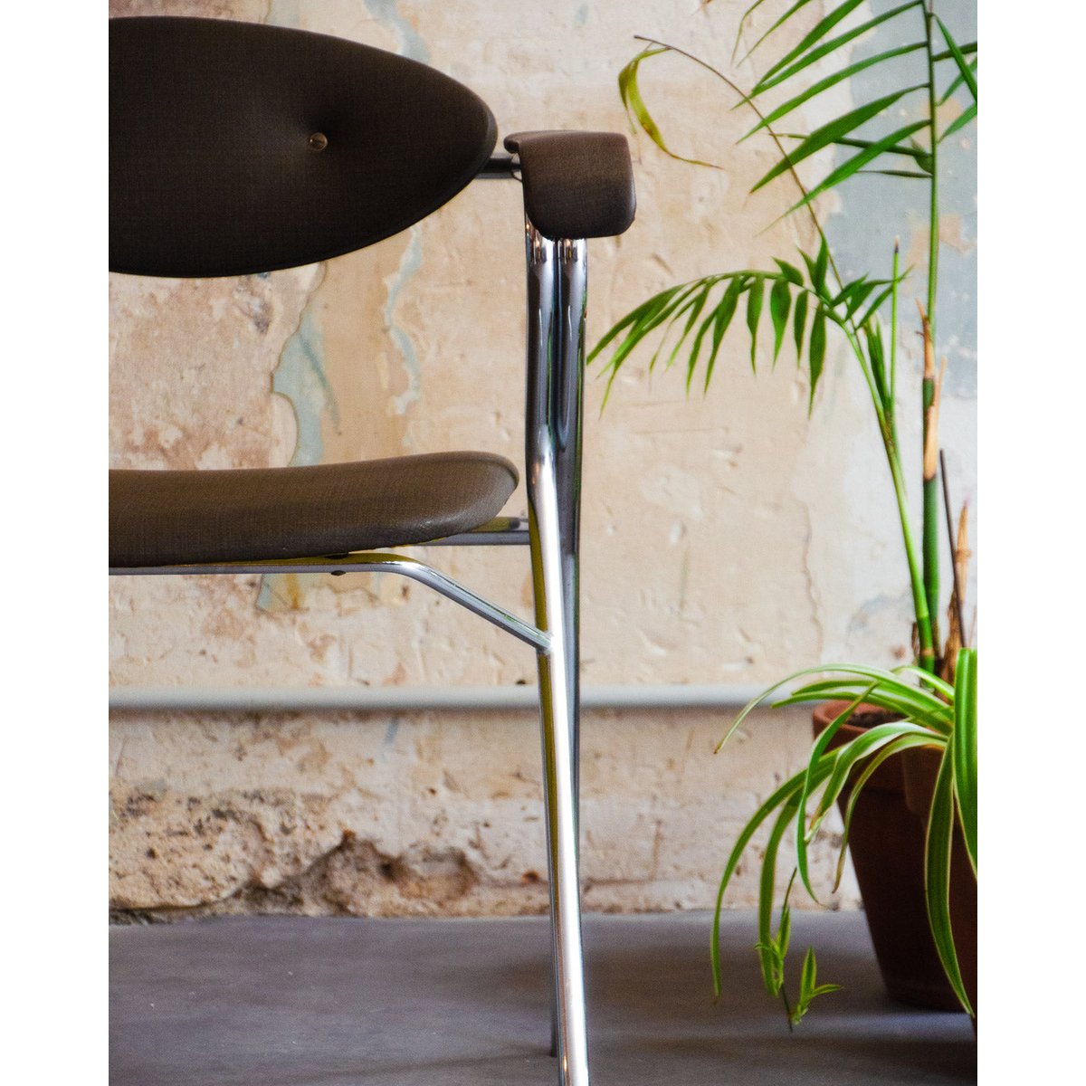 Chaise tubulaire en simili-cuir Alma N°1533 - Bon état gris, DEBONGOUT