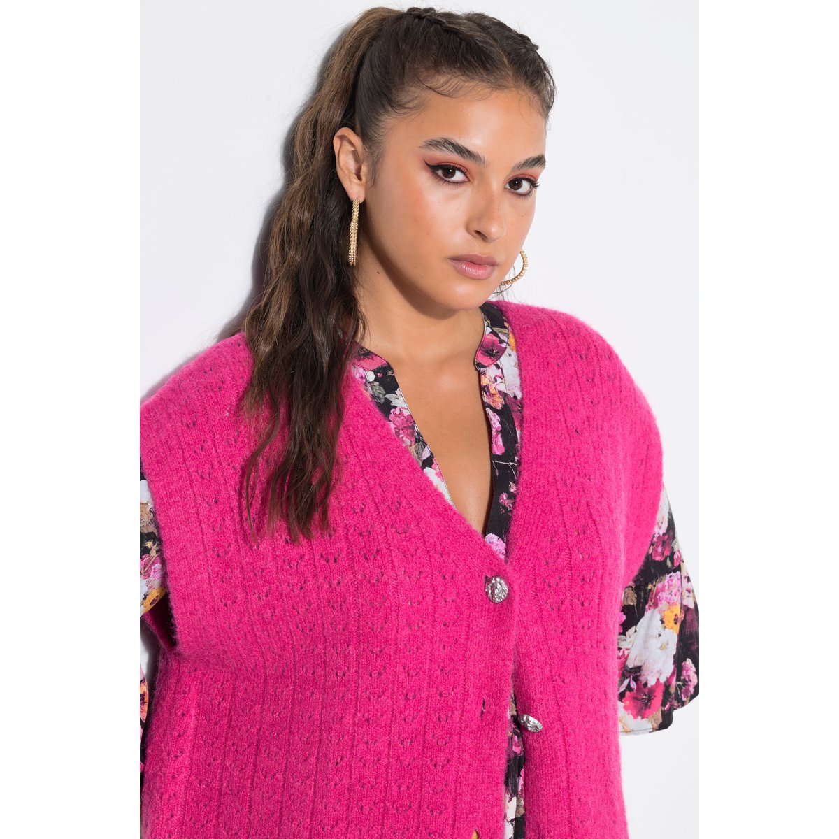 Gilet en maille ajourée, boutons fantaisie rose vif fuchsia, STUDIO UNTOLD
