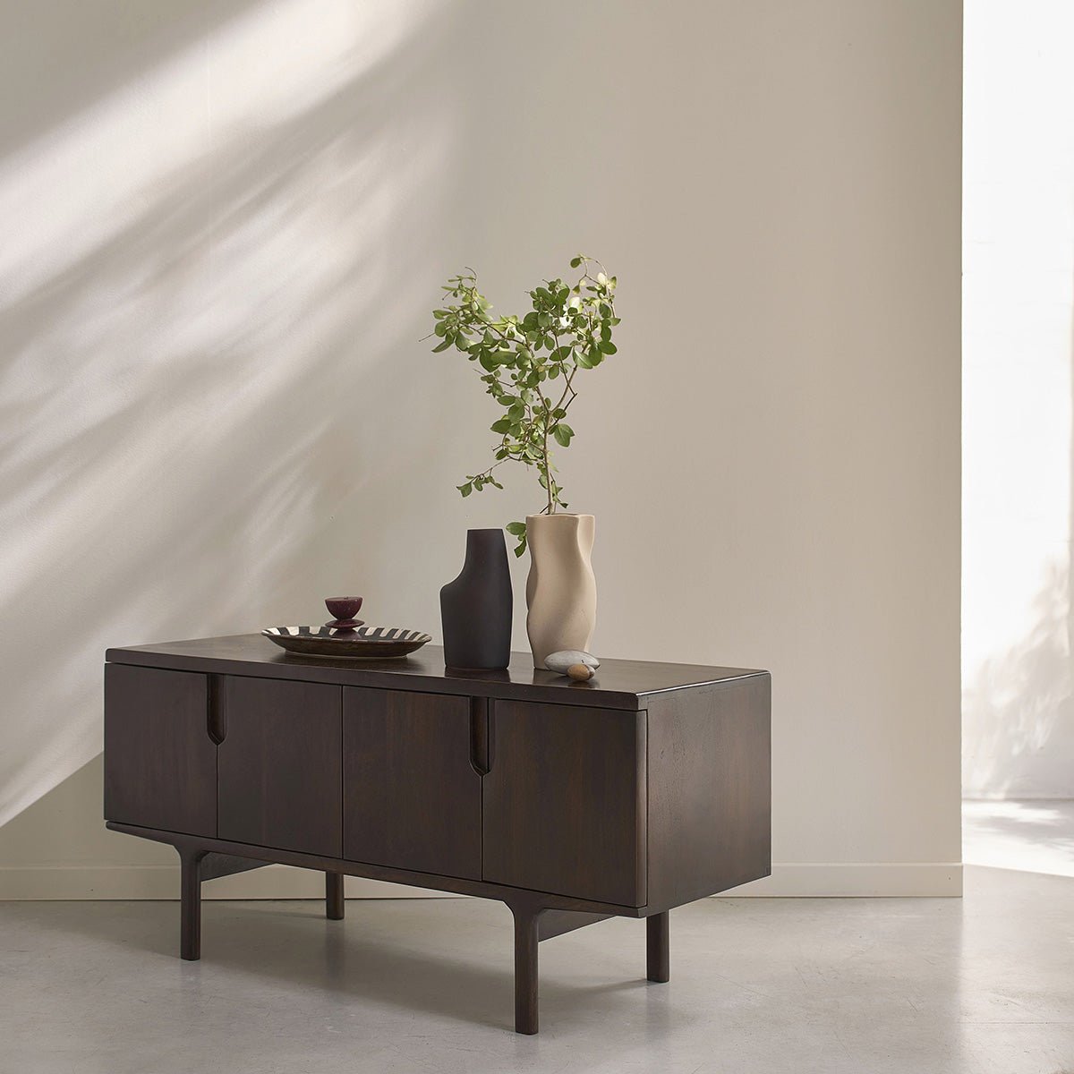 Meuble TV en manguier massif 4 portes 120 cm LAZARE couleur unique, BERAH GETAH