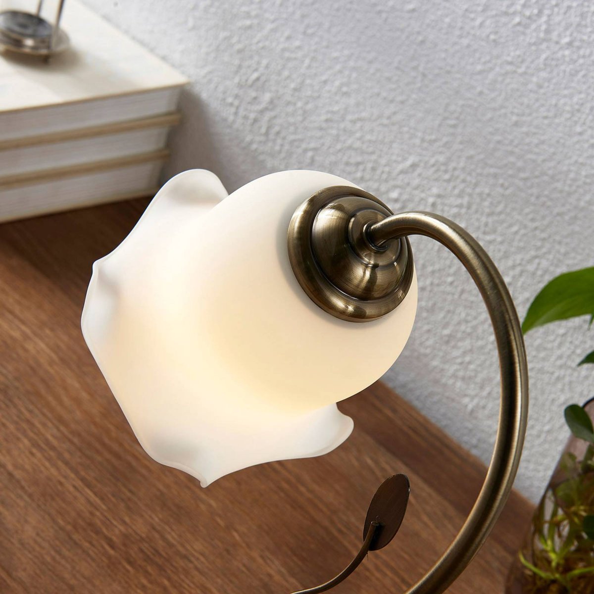 Lampe à poser en verre florentine, Matea blanc, laiton ancien, LINDBY