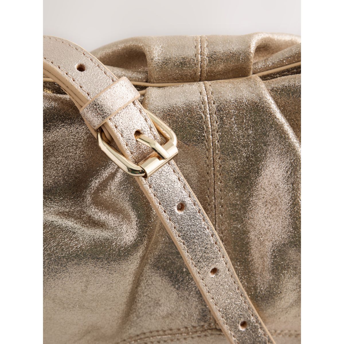 Pochette froncée en daim métallisées, NEXT
