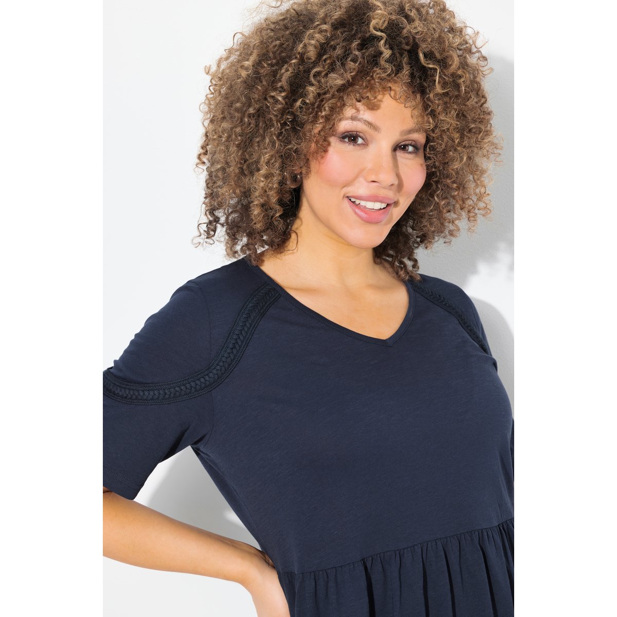 Robe en jersey à galon fantaisie. Décolleté marine, ULLA POPKEN