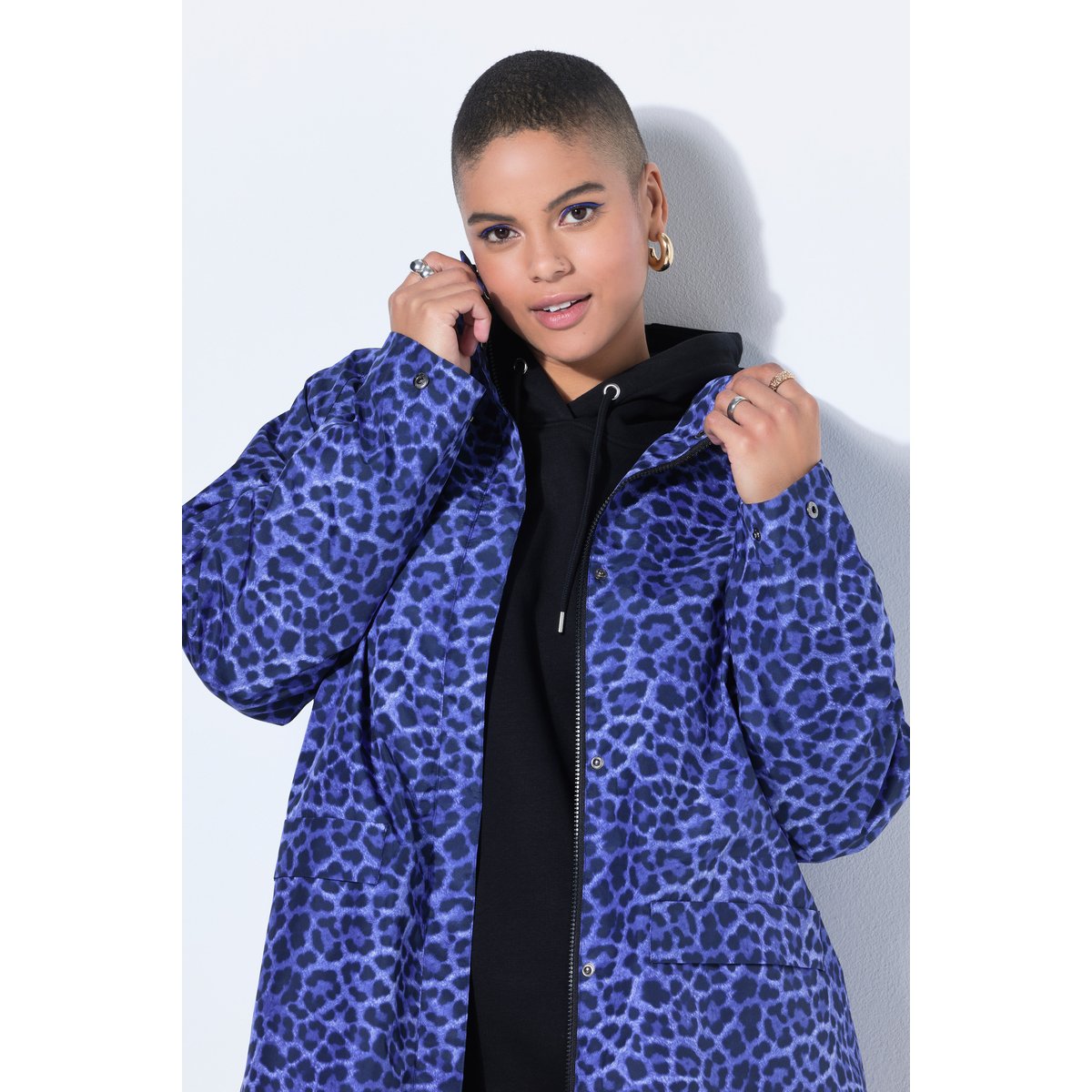 Imperméable à imprimé léopard, capuche et zip bleu, STUDIO UNTOLD
