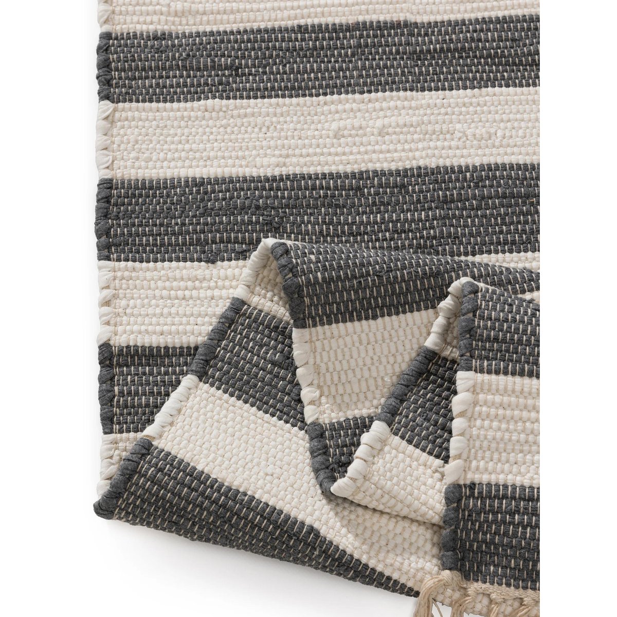 Tapis fabriqué à partir de matériaux recyclés tissé main TOM gris/blanc, BENUTA 