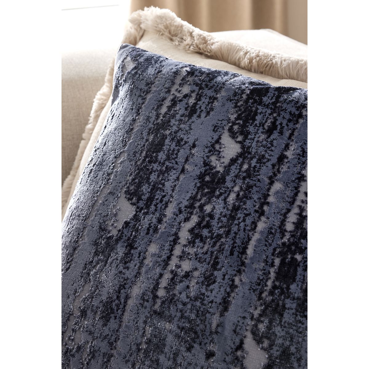 Coussin abstrait en velours collection luxe bleu marine, NEXT