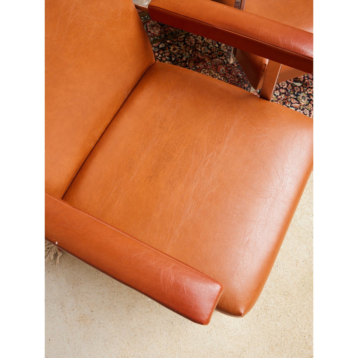 Paire de fauteuils en skaï Jakob N°1188 - Bon état marron, DEBONGOUT
