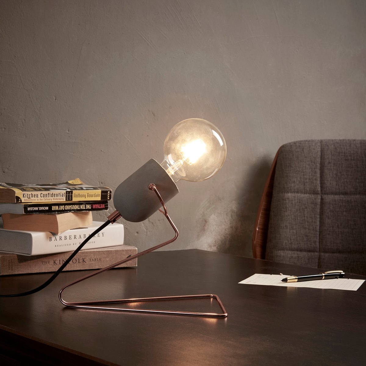 Lampe de bureau industrielle en béton et métal, Rose Doré couleur unique, TEAMSON HOME