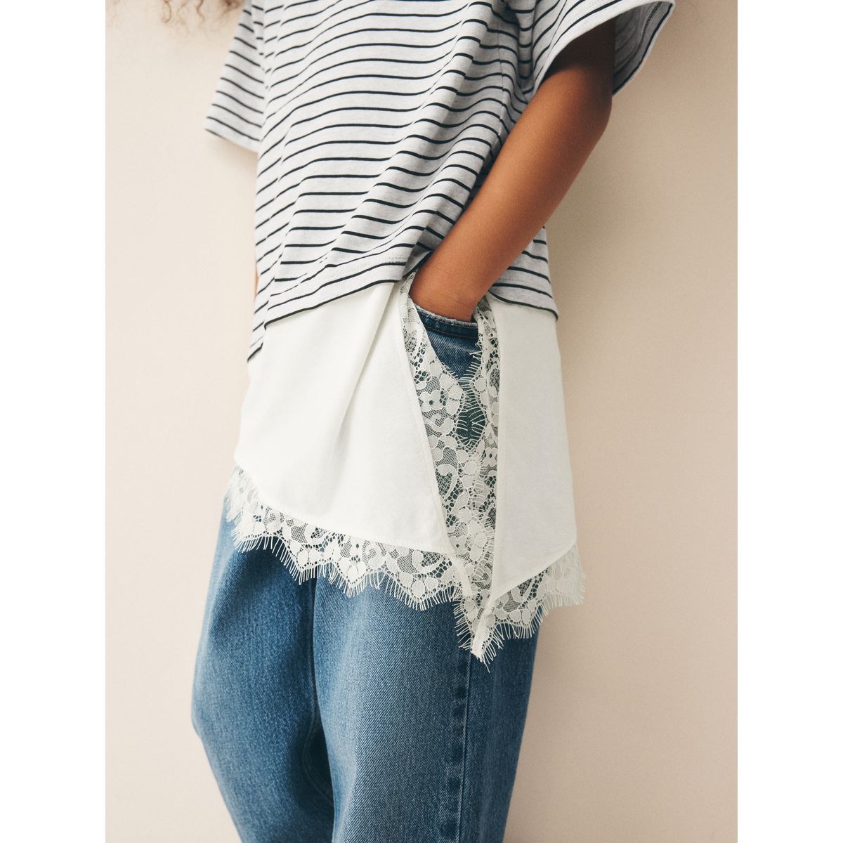 T-shirt à ourlet en dentelle asymétrique gris rayé, NEXT