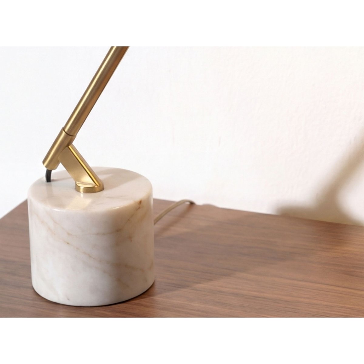 Lampe de table en acier poli avec base en marbre céramique blanc | or, ANGEL CERDA