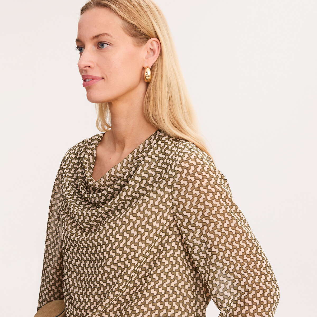 Blusa com gola em forma de concha, estampado gráfico e mangas compridas estampado fundo cru, ANNE WEYBURN