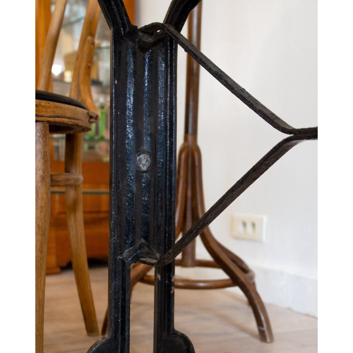 Table à manger Louis Vuitton Romy N°1370 - Bon état bois foncé, DEBONGOUT
