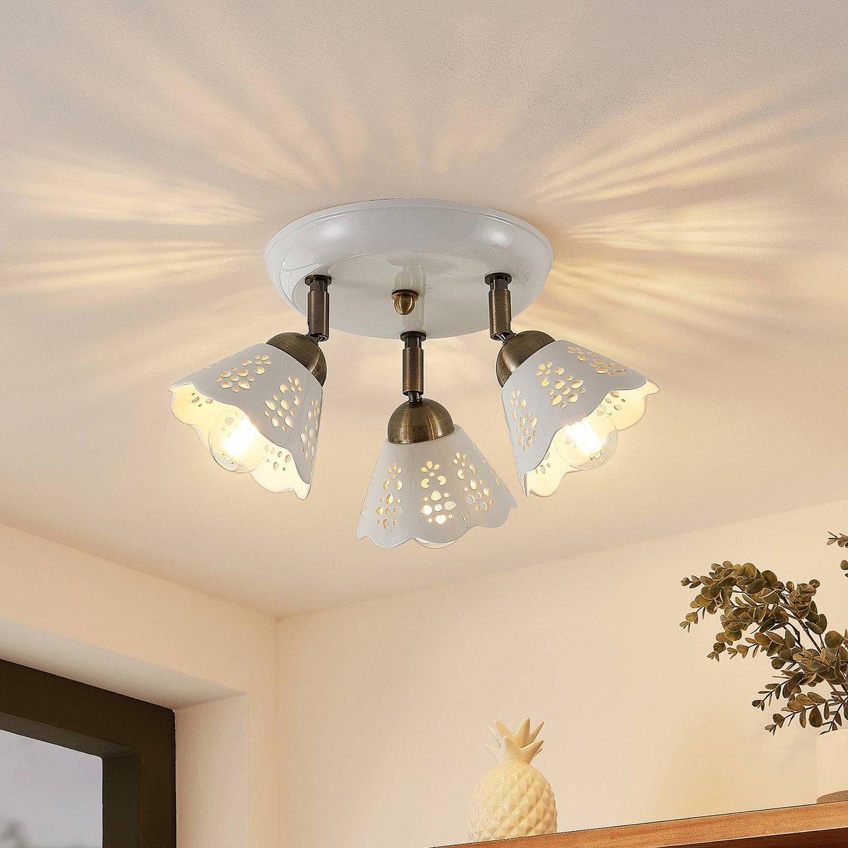 Spot en céramique traditionnel, Efgenia blanc, bronze, LINDBY