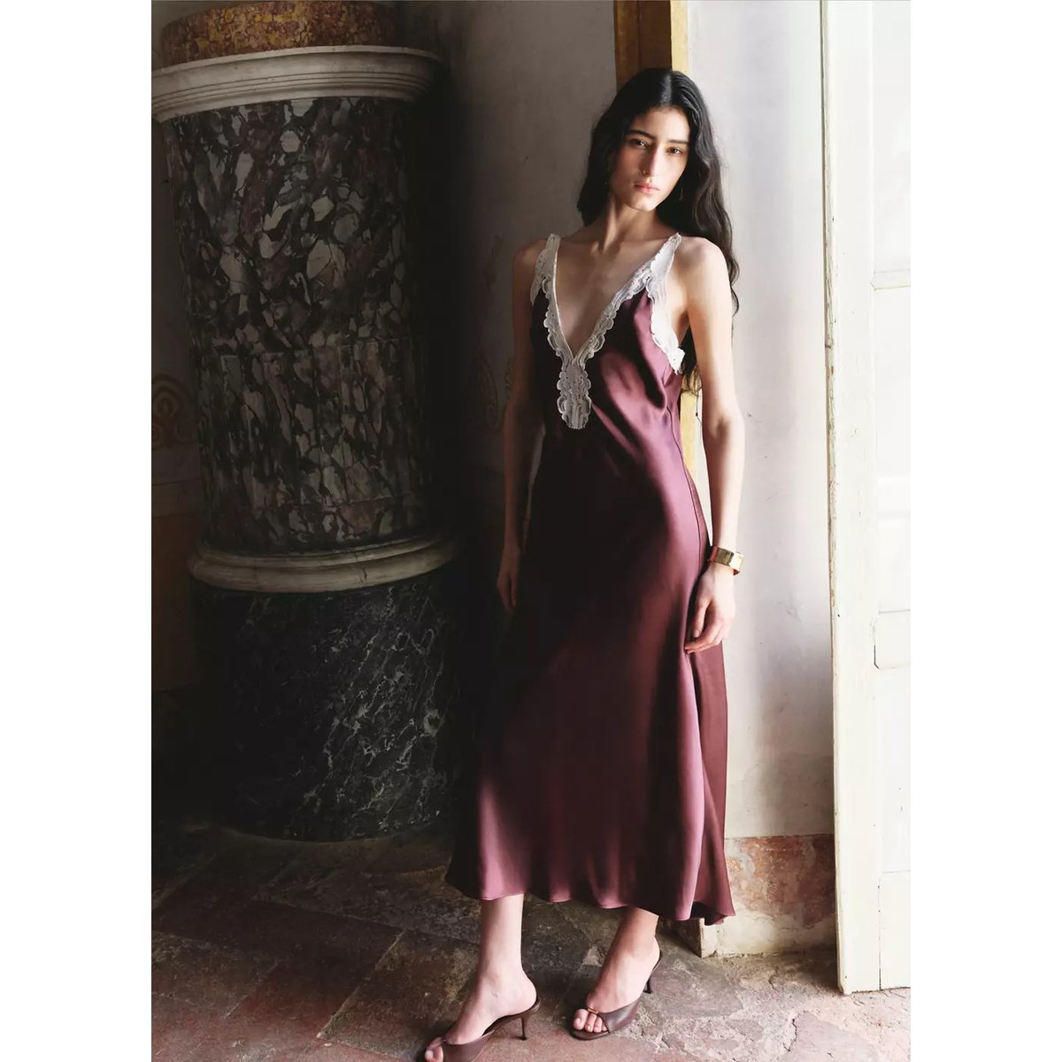 Sandales talon détail métallique bordeaux, MANGO
