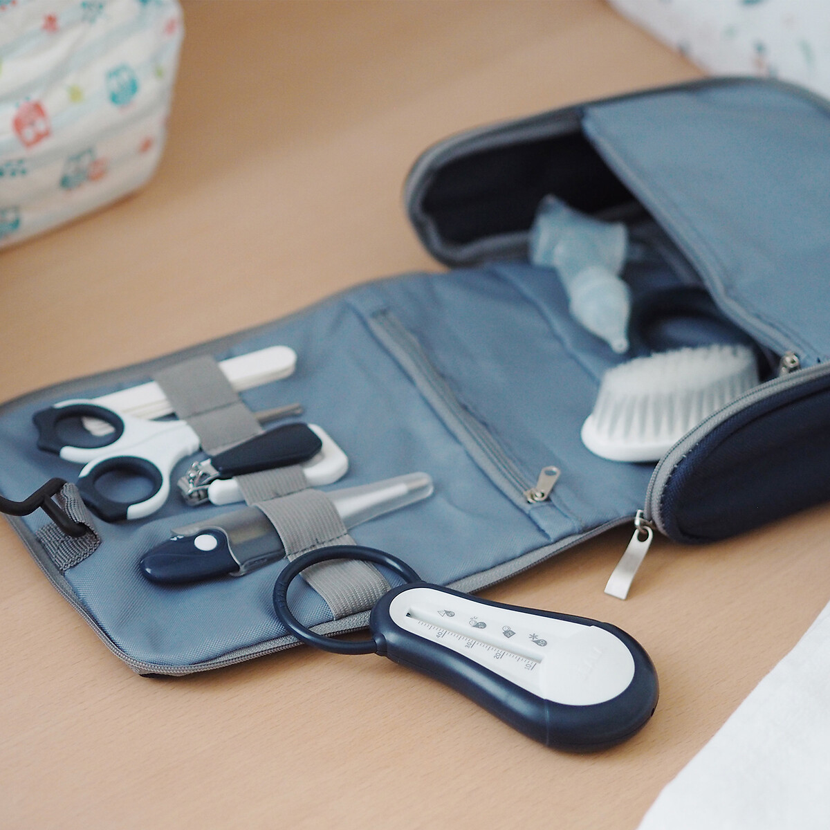 Trousse de toilette nomade 9 accessoires bleu nuit, BEABA