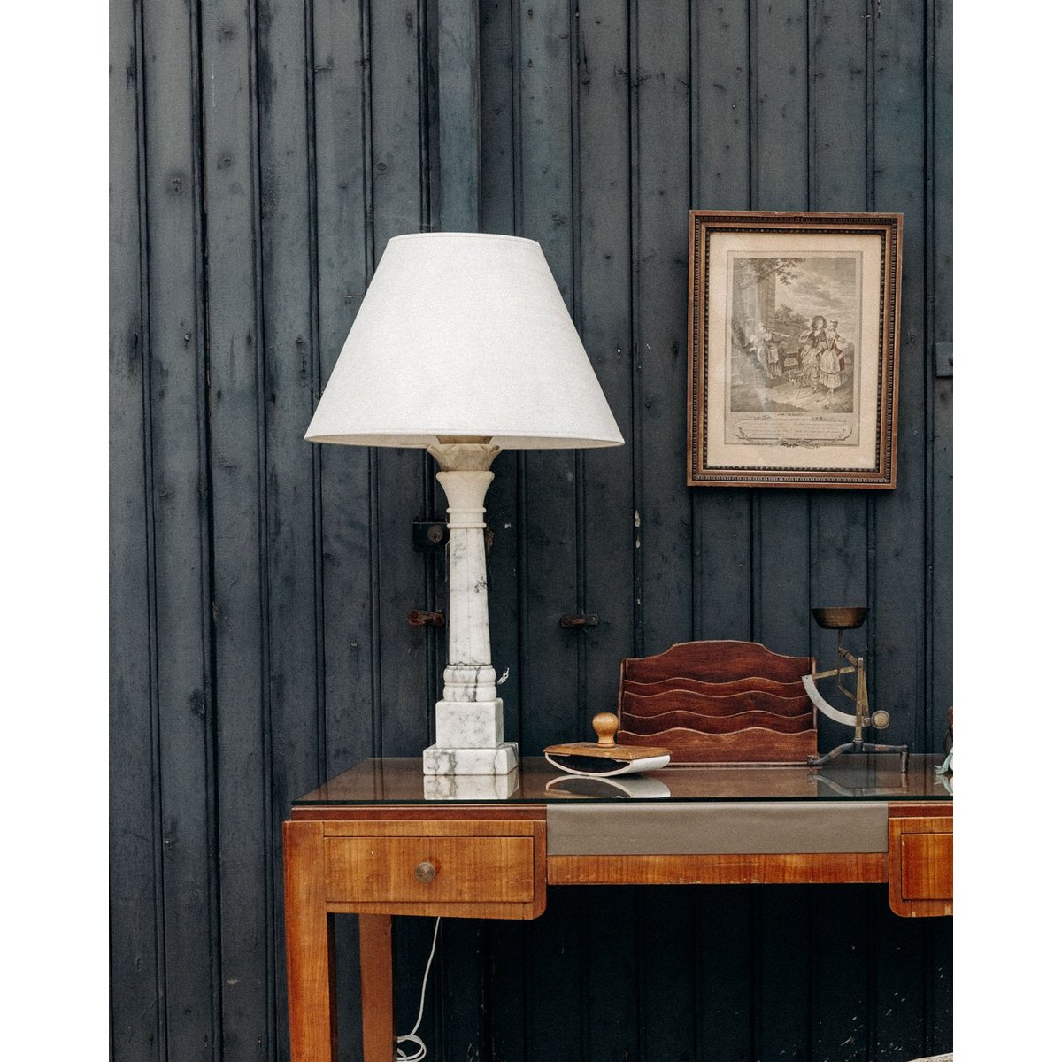 Lampe en albâtre et à l'abat-jour satiné Suzanne N°580 - Bon état beige, DEBONGOUT
