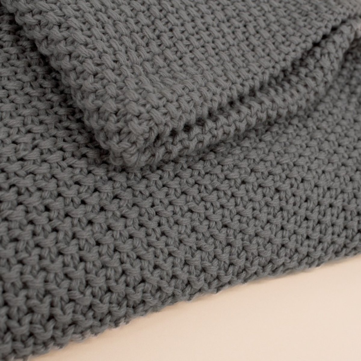 Plaid en tricot 125x150cm gris, ORNAMI
