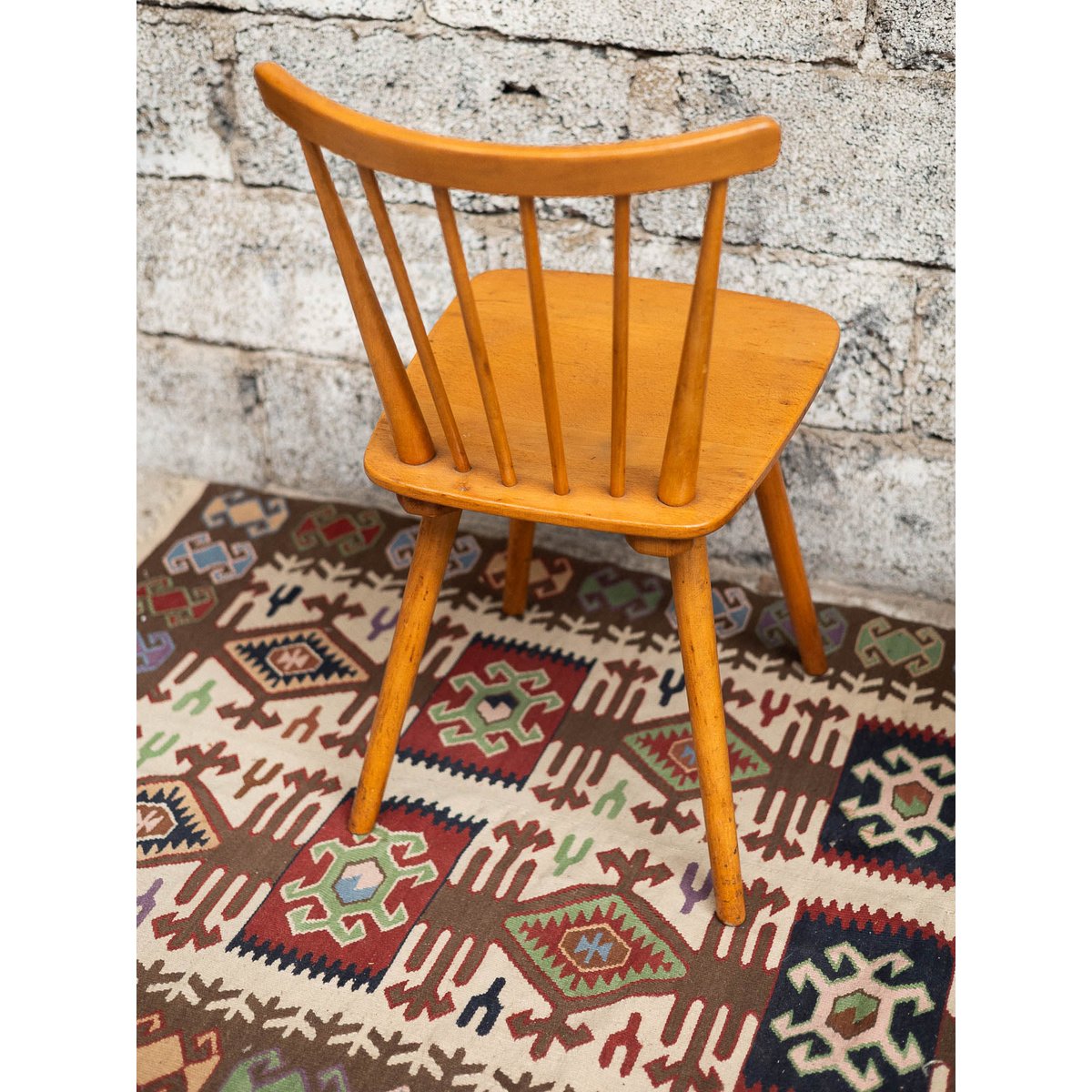 Paires de chaises à barreaux Alma N°1720 - Bon état bois clair, DEBONGOUT