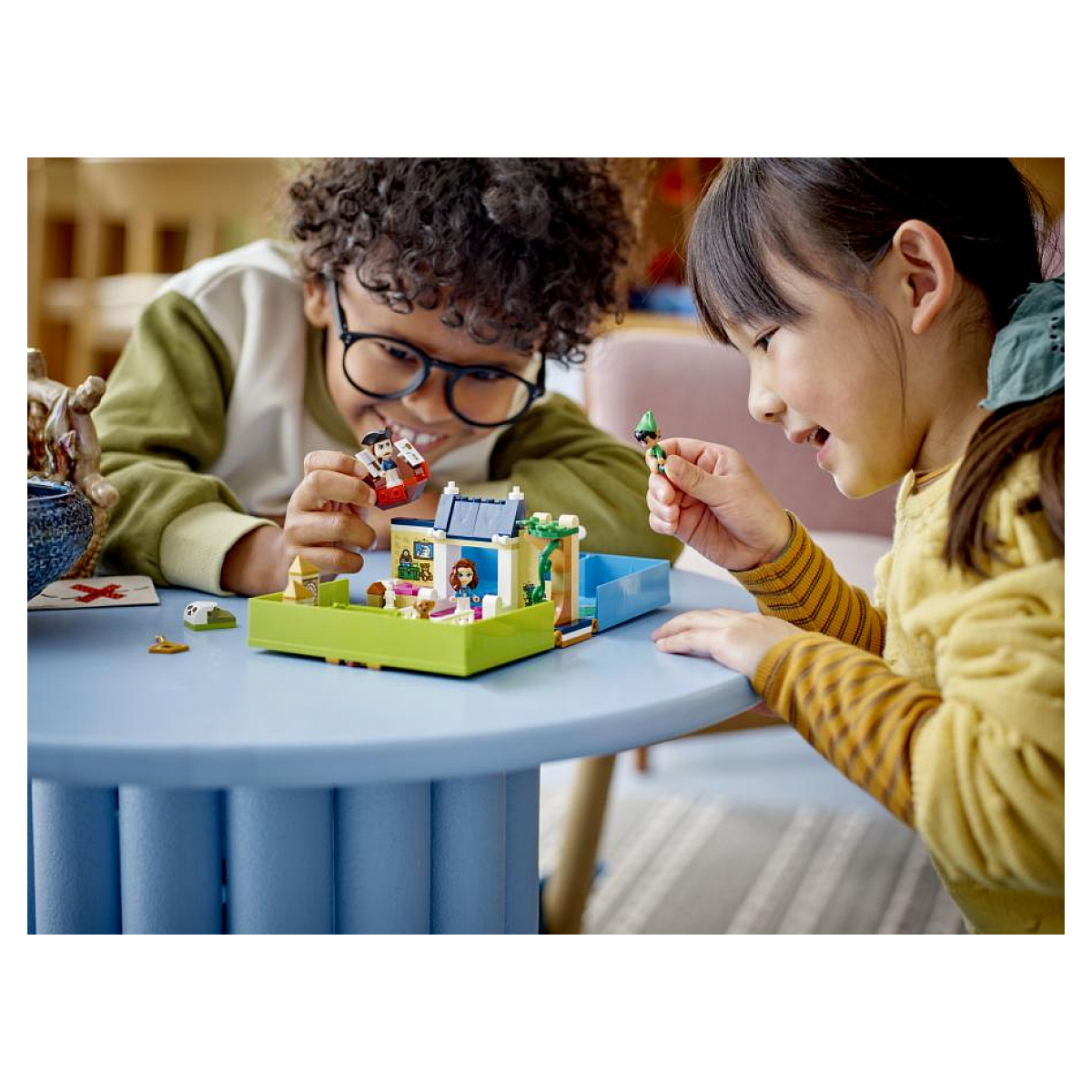 Disney Les aventures de Peter Pan et Wendy dans un livre de contes multicolore, LEGO