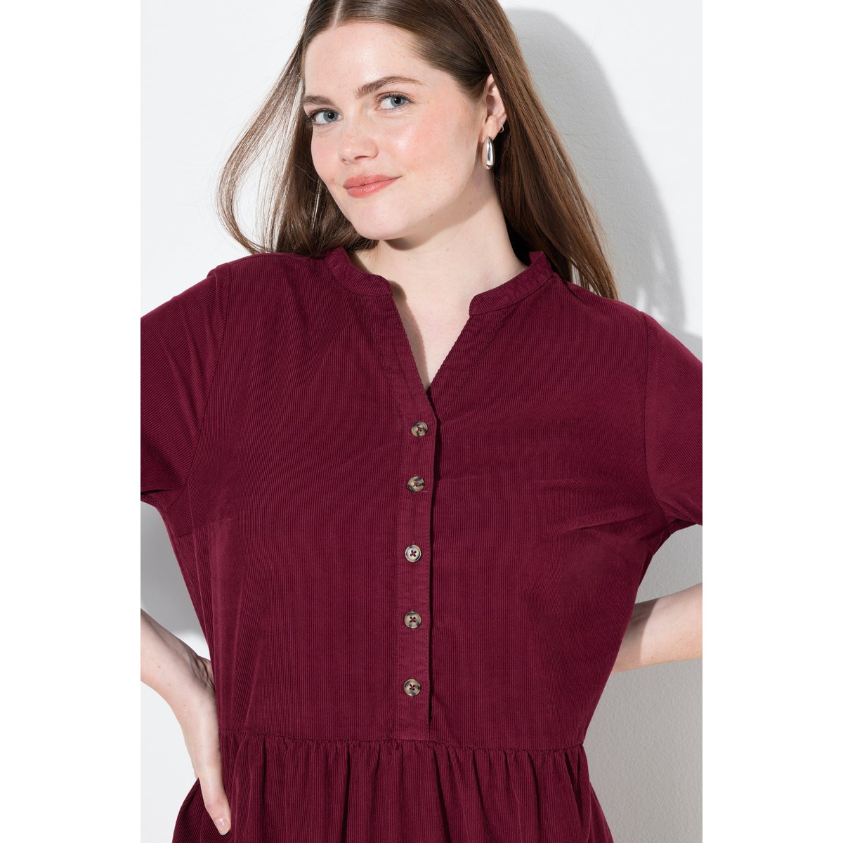 Robe maxi en velours côtelé à col montant rouge vin, ULLA POPKEN
