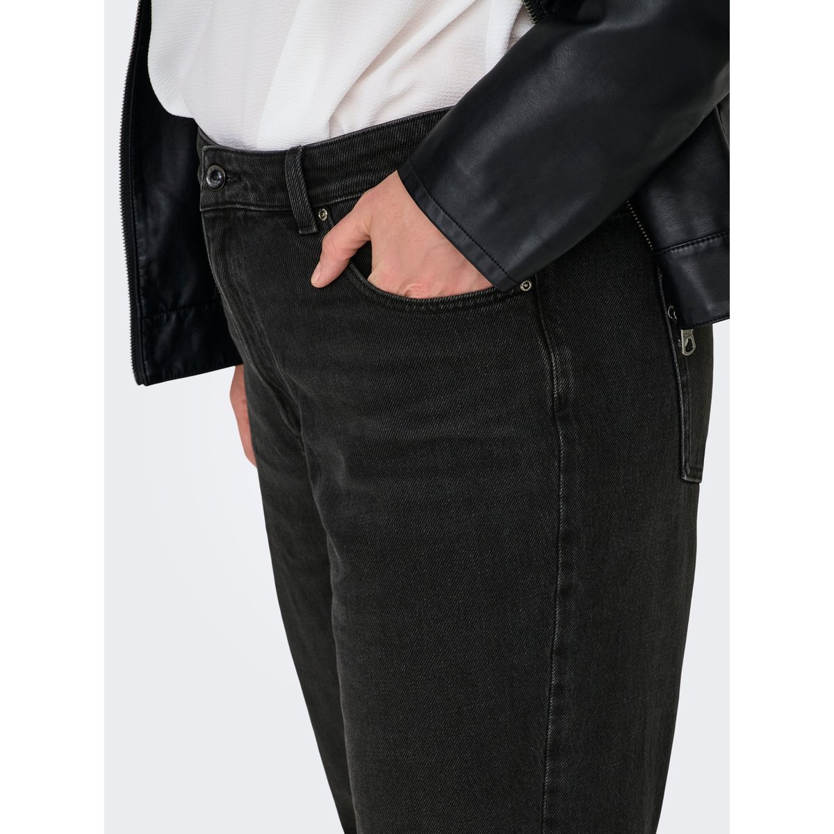 Jean Coupe Droite washed black, ONLY CARMAKOMA