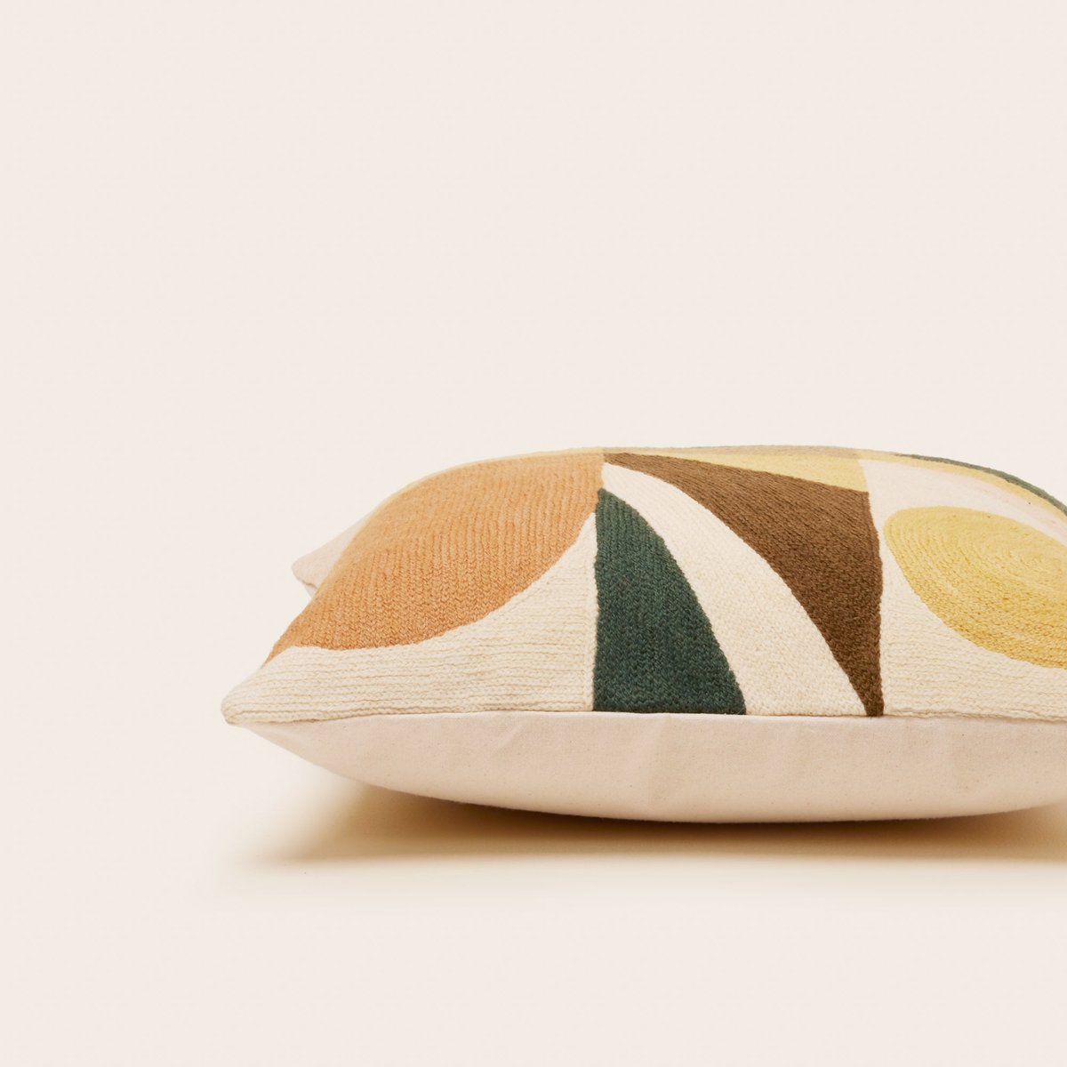 Housse De Coussin en Motif graphique brodé au point de chainette FERGUS sables et vert, MADURA
