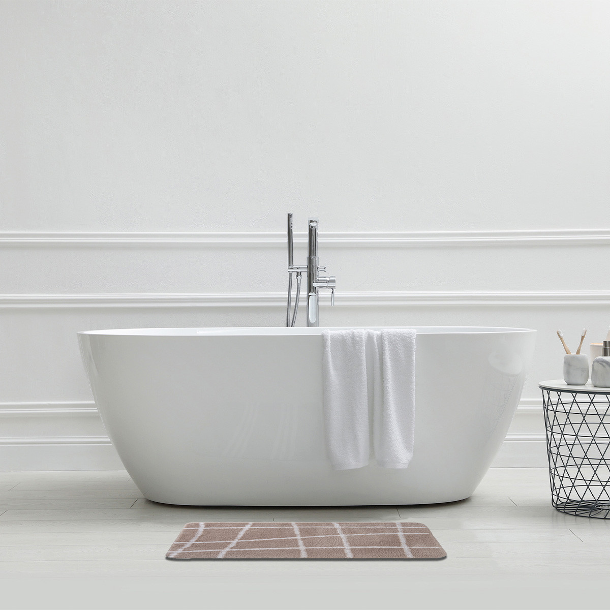 Tapis de bain antidérapant à carreaux ASYMETRIE taupe, GUY LEVASSEUR