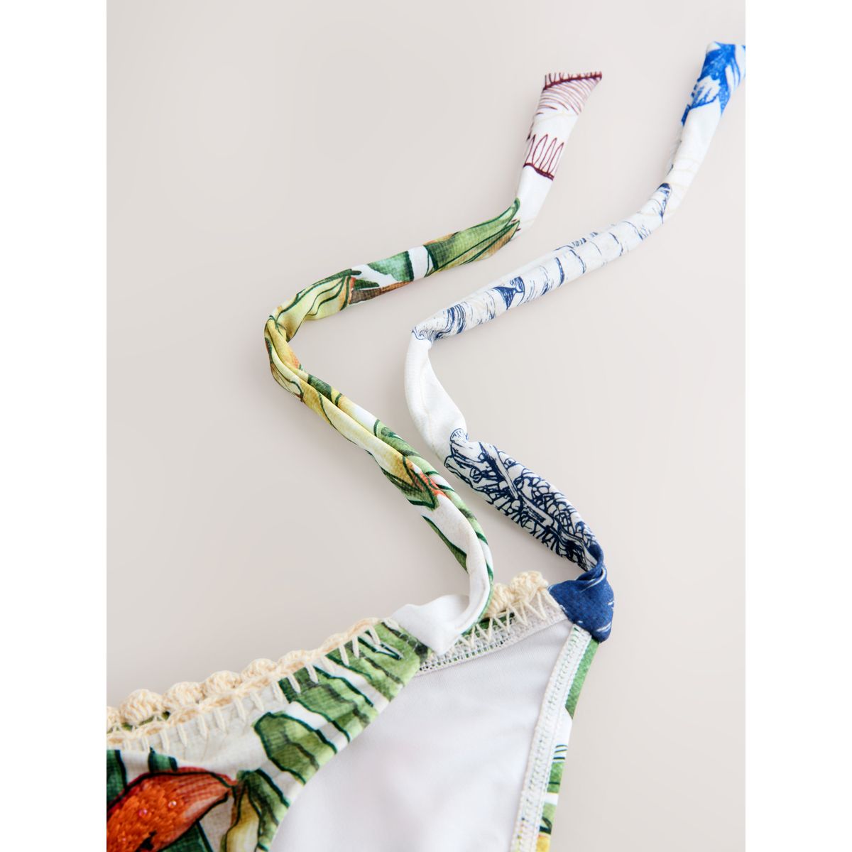 Bas de bikini noué sur les côtés blanc imprimé perroquet crème/marine, NEXT
